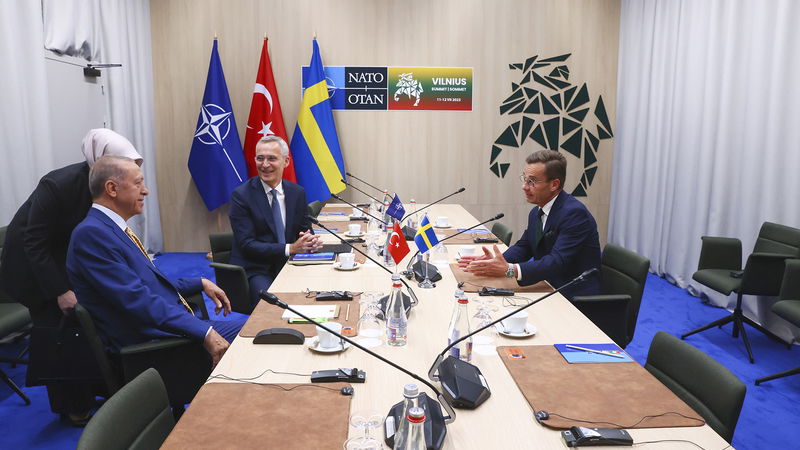 Turkiets president Recep Tayyip Erdogan, Jens Stolenberg, dåvarande generalsekreterare för Nato, och statsminister Ulf Kristersson diskuterar Sveriges Natoansökan i juli 2023. Foto: Yves Herman/Pool/AP.