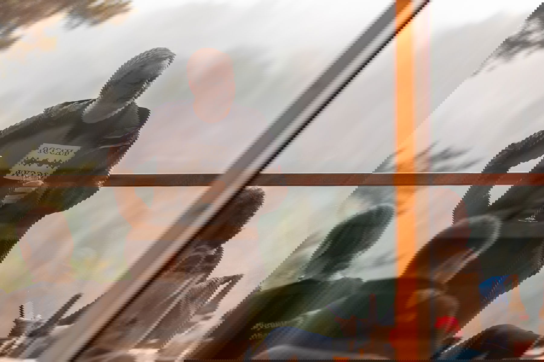 En man vars tröja hyllar ”Ockhams rakblad” deltar vid den gemensamma middagen. Foto: Karo Holmberg.