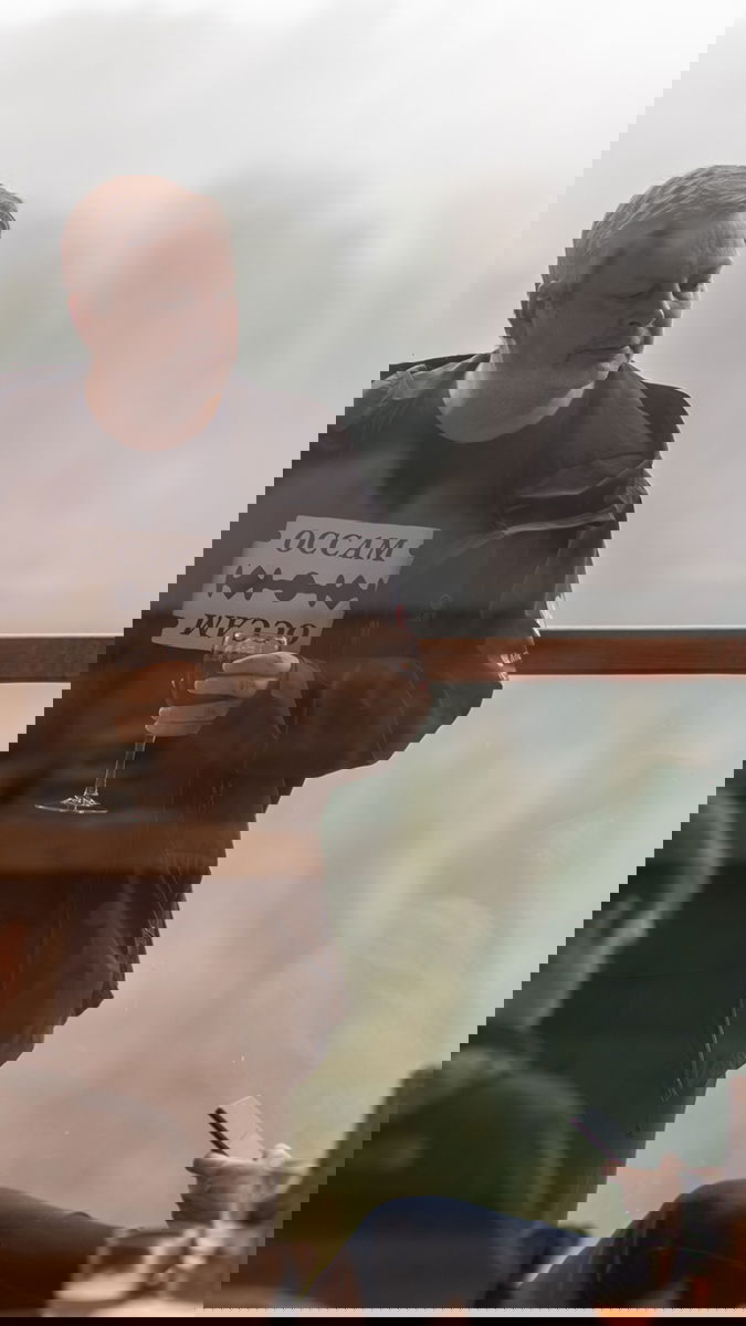 En man vars tröja hyllar ”Ockhams rakblad” deltar vid den gemensamma middagen. Foto: Karo Holmberg.