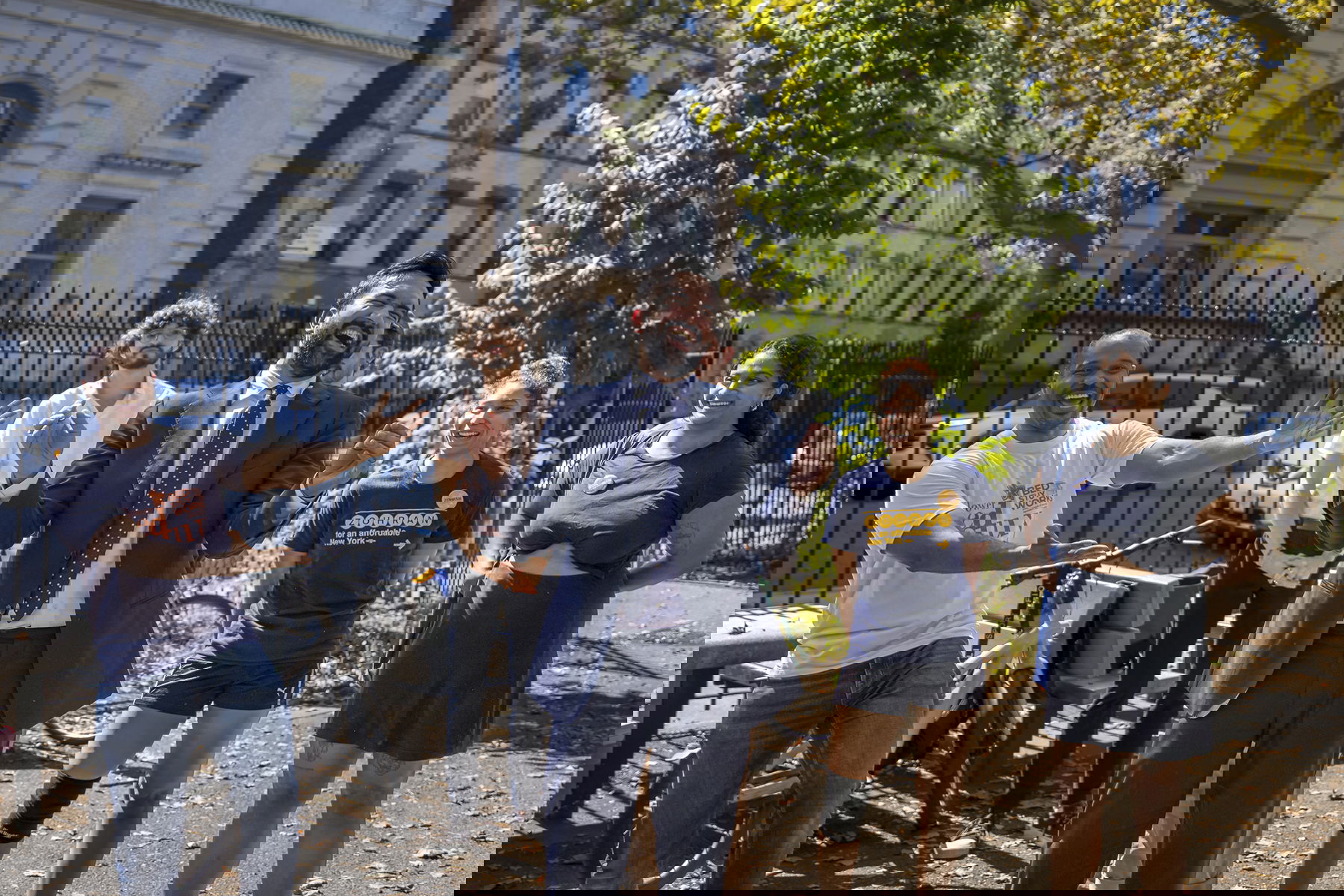 Demokraternas borgmästarkandidat Zohran Mamdani träffar volontärer vid starten av sin dörrknackningskampanj i Bedford-Stuyvesant, Brooklyn, den 28 september. Foto: Michael Nigro/Sipa/TT.