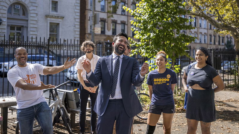 Demokraternas borgmästarkandidat Zohran Mamdani träffar volontärer vid starten av sin dörrknackningskampanj i Bedford-Stuyvesant, Brooklyn, den 28 september. Foto: Michael Nigro/Sipa/TT.