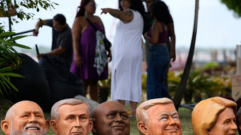 Dockhuvuden ligger uppradade inför en Oxfam-protest under klimattoppmötet Cop 30 i brasilianska Belem. Från vänster: Lula da Silva (Brasilien), Mark Carney (Kanada), Cyril Ramaphosa (Sydafrika), Donald Trump (USA) och Ursula von der Leyen (EU). Foto: Eraldo Peres/AP.