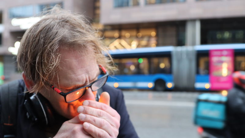 Flamman träffar förre detta hemlösa Hasse. Han har gjort sig av med flera missbruk, men till skillnad från många vänner aldrig hamnat i alkoholens klor. Foto: Liz Fällman.