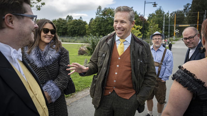 Debattören Henrik Jönsson anländer inför bröllopet mellan Sverigedemokraternas partiledare Jimmie Åkesson och Matilda Kärnerup i Slottslängorna Sölvesborg den 28 september 2024. Foto: Johan Nilsson/TT.