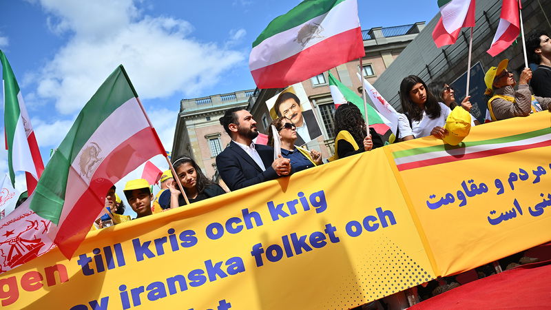 Protesterna för Irans kvinnor har inte tystnat sedan 2022. 
Demonstration i Stockholm den 21 juli 2025. Foto: Claudio Bresciani/TT.