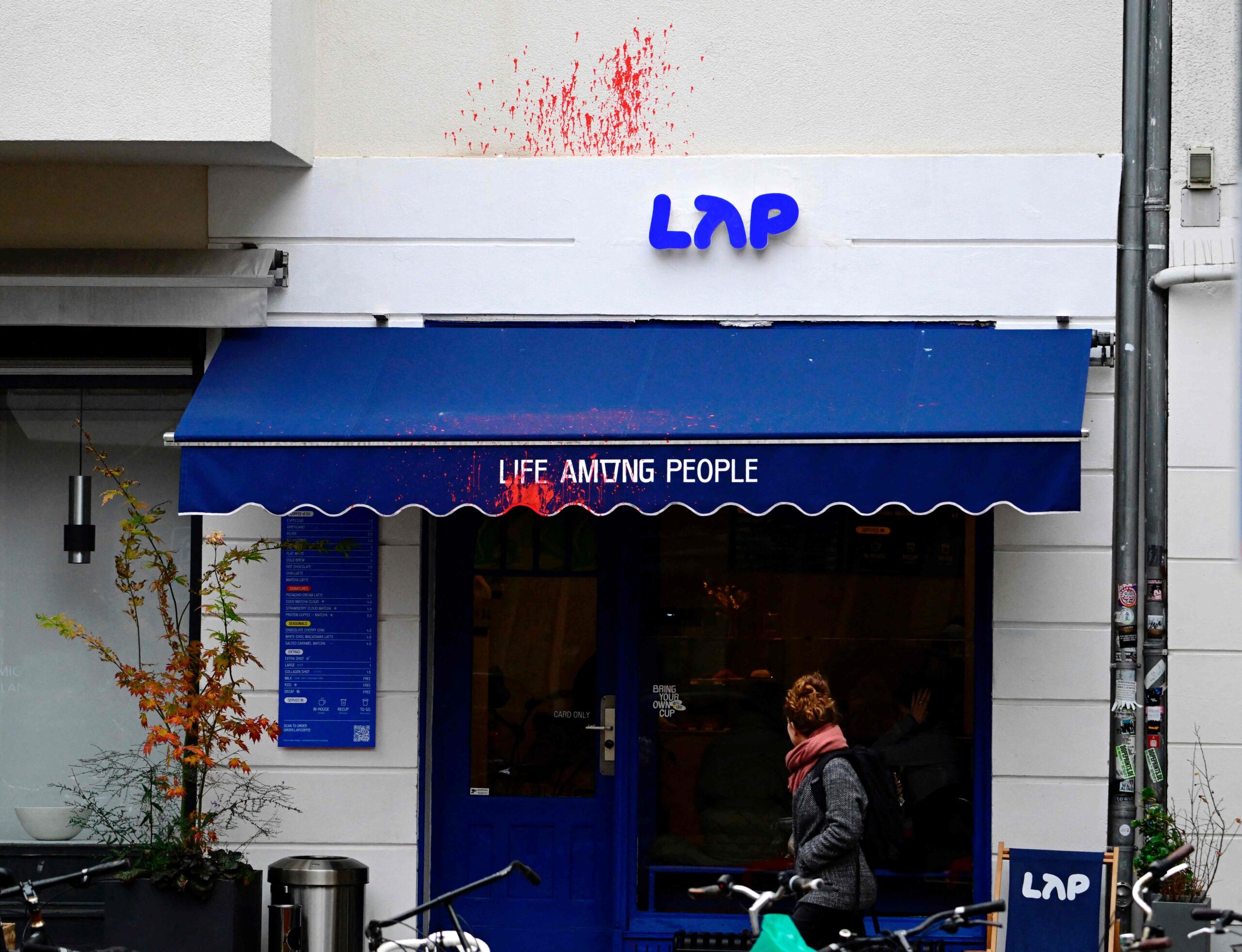 Flera kaféer från kedjan LAP har vandaliserats under hösten. Foto: Tobias Schwarz/AFP.