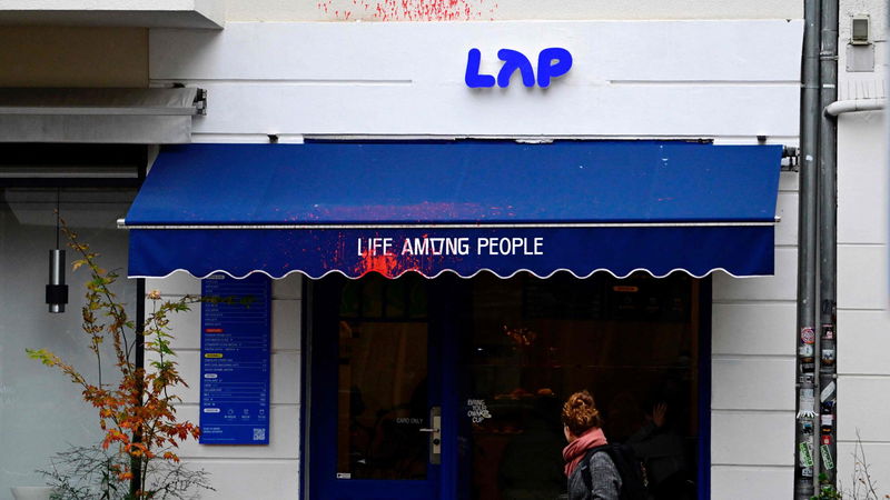 Flera kaféer från kedjan LAP har vandaliserats under hösten. Foto: Tobias Schwarz/AFP.