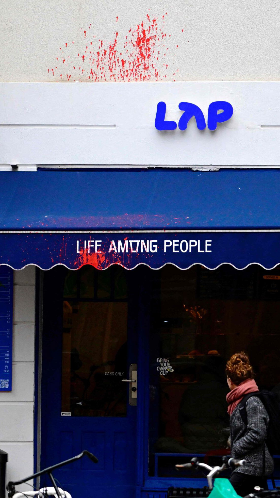 Flera kaféer från kedjan LAP har vandaliserats under hösten. Foto: Tobias Schwarz/AFP.