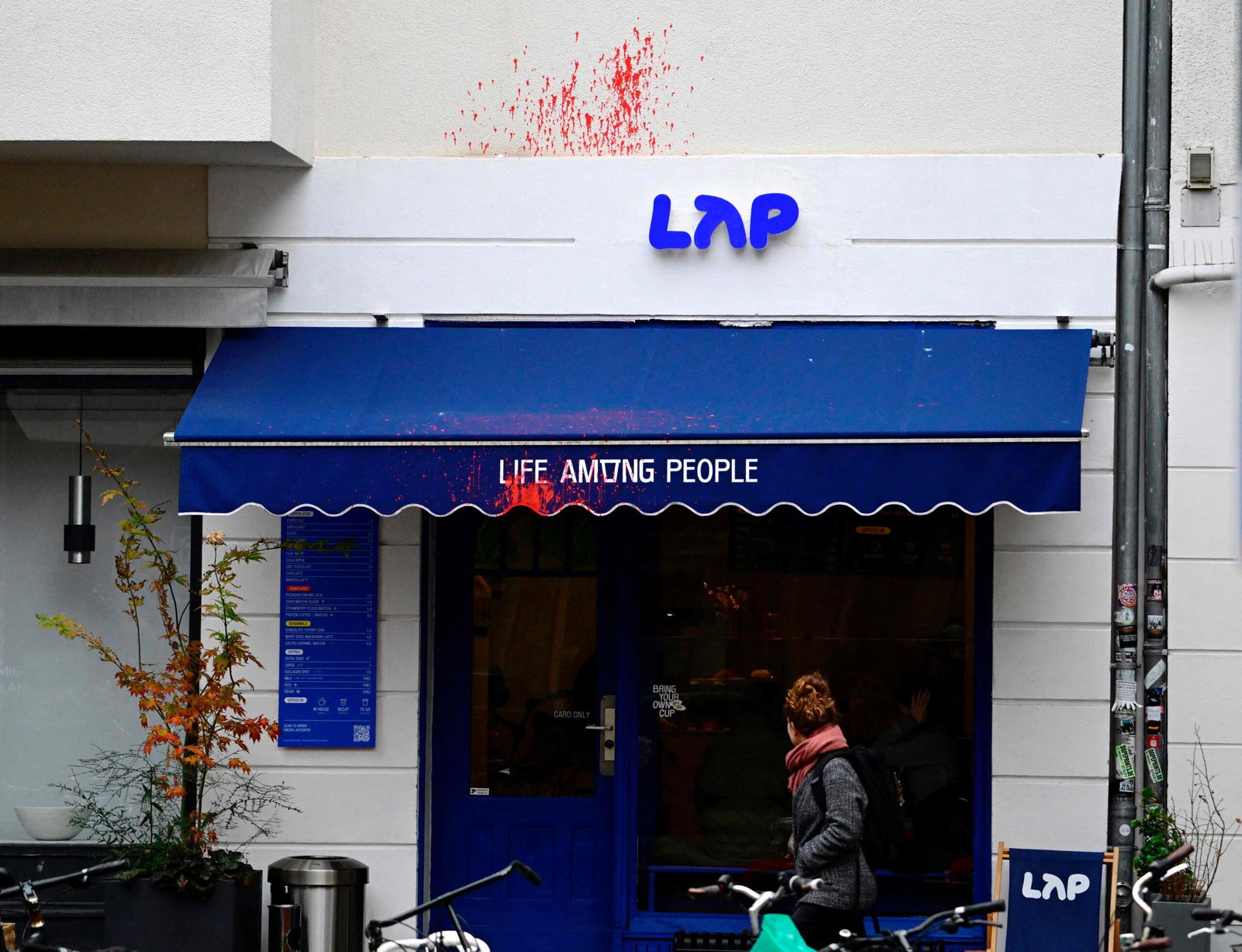 Berlins blå cappuccino är blodröd politik