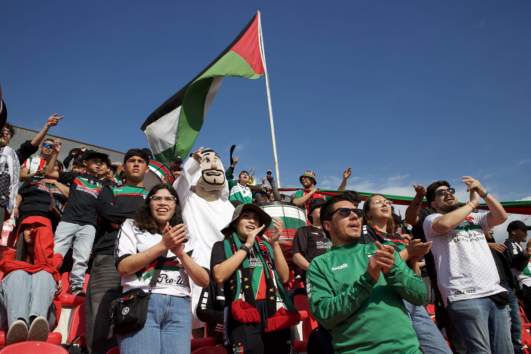 Stämningen är hög på läktaren för det chilenska fotbollslaget Palestino. Foto: Line Bankel.