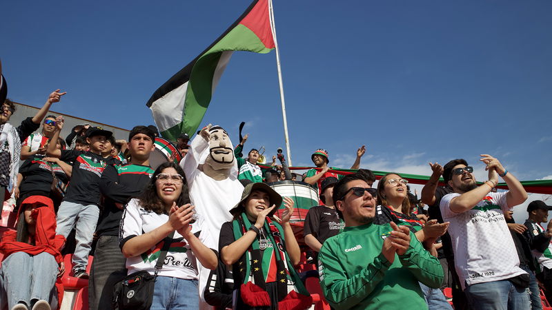 Stämningen är hög på läktaren för det chilenska fotbollslaget Palestino. Foto: Line Bankel.