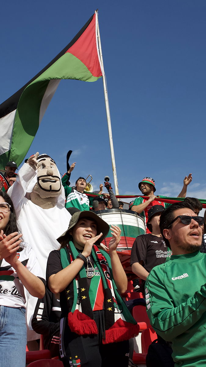 Stämningen är hög på läktaren för det chilenska fotbollslaget Palestino. Foto: Line Bankel.