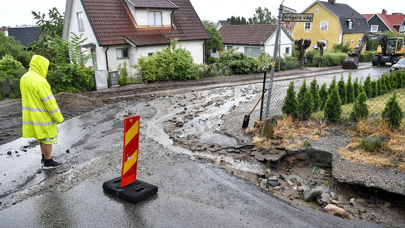 Att laga vägar har blivit en lyx i det nya snål-Sverige. Foto: Johan Nilsson/TT.