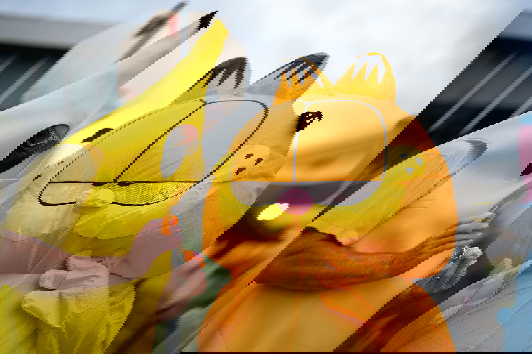 En banan och katten Gustaf protesterar utanför USA:s immigrations- och tullmyndighet (Ice), den 12 oktober 2025. Foto: Brian Inganga/AP/TT.