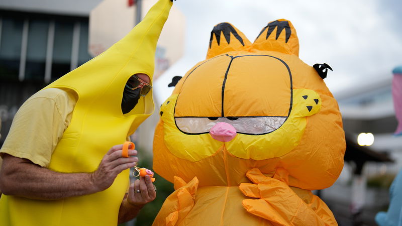 En banan och katten Gustaf protesterar utanför USA:s immigrations- och tullmyndighet (Ice), den 12 oktober 2025. Foto: Brian Inganga/AP/TT.