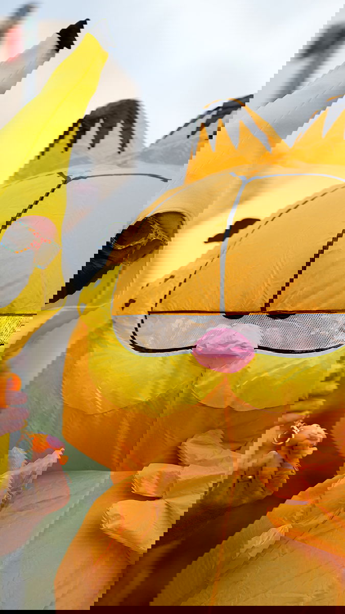 En banan och katten Gustaf protesterar utanför USA:s immigrations- och tullmyndighet (Ice), den 12 oktober 2025. Foto: Brian Inganga/AP/TT.