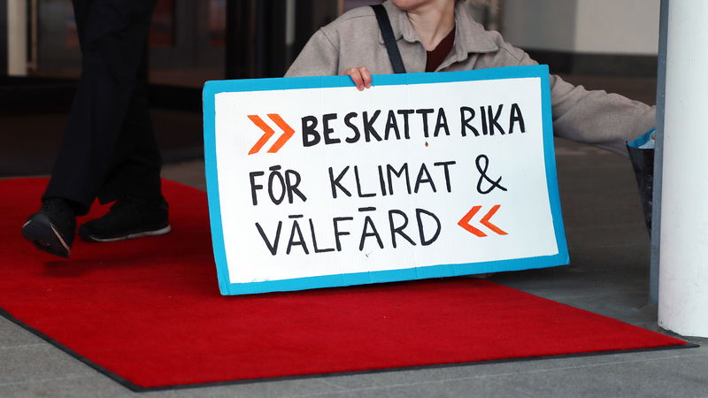 Vid Socialdemokraternas kongress i Göteborg i maj 2025 placerade sig aktivister från Ta tillbaka framtiden utanför Svenska mässan för att agitera för förmögenhetsskatt. Foto: Jacob Lundberg.