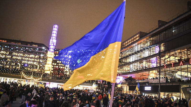 På treårsdagen av Rysslands invasionskrig i Ukraina hålls en partipolitiskt oberoende demonstration, ”Sverige står upp för Ukraina”, på Sergels torg i Stockholm, i februari i år. Foto: Oscar Olsson/TT.