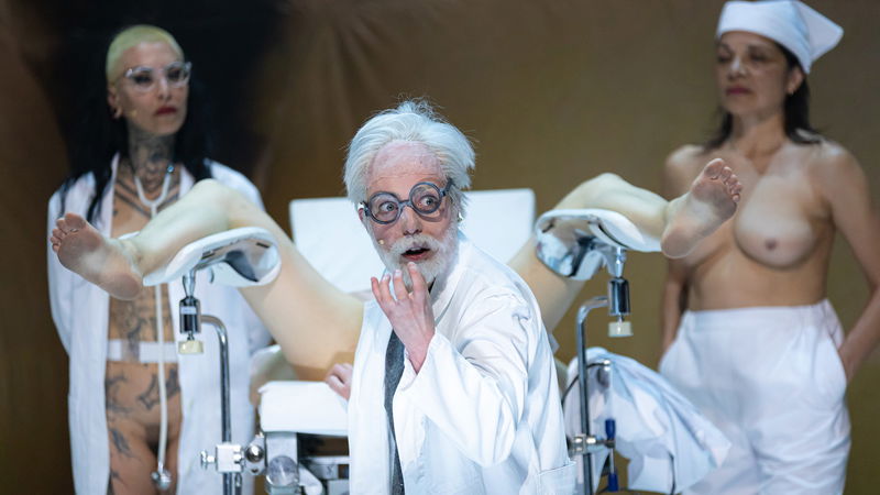 Florentina Holzingers föreställning på Dansens hus, ”A year without a summer”, drog fulla hus, men flera i publiken lämnade rummet. Foto: Mayra Wallraff.