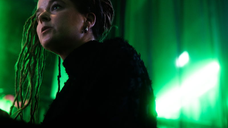 Amanda Lind rättar sig när hon råkar definiera partiet som en del av ”vänstern”. Foto: Lisa Mattisson.