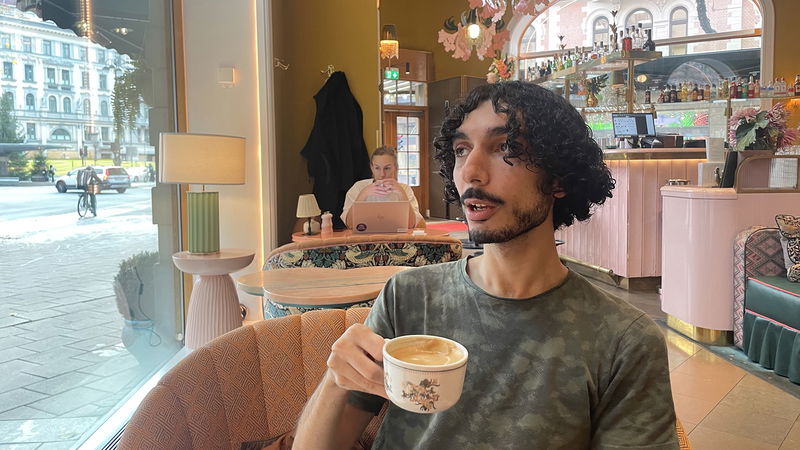 Karaktären i dikternas jag är en ung, omogen man utan klassanalys. Artur Bagheri har debuterat med Prinsens toner. Foto: Paulina Sokolow.