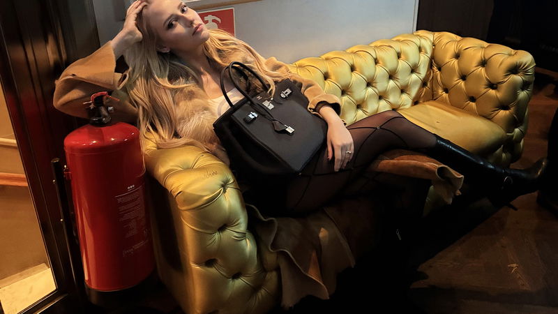 Skribenten med sin kappsäck full av äventyr. Foto: Privat.