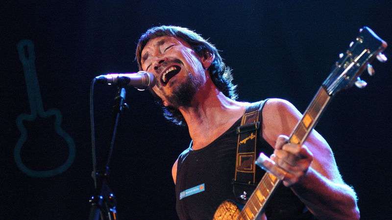 Chris Rea uppträder i Budapest, Ungern i mars 2008. Foto: Peter Kollanyi/AP.