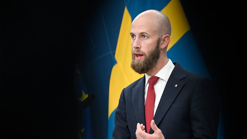 Minister för civilt försvar Carl-Oskar Bohlin presenterar satsningar på det civila försvaret i september 2025. Foto: Fredrik Sandberg / TT.