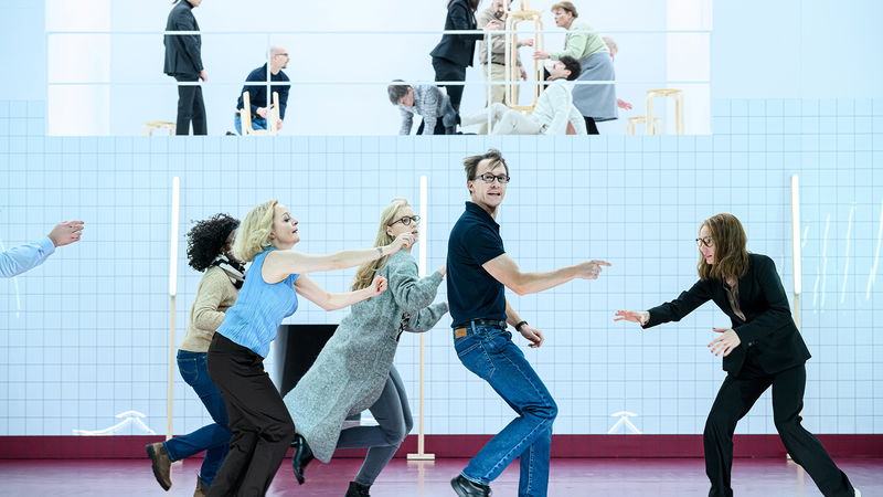 Ensemblen förkroppsligar varors och människors flytande värde i kapitalismens kretslopp. Foto: Sören Vilks.