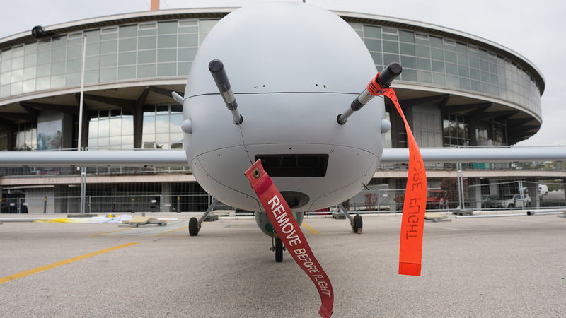 Hermes 900-drönare från Elbit Systems, utställd på en vapenmässa i Serbien. Foto: Darko Vojinovic/AP.