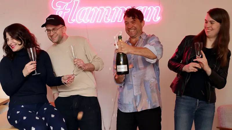 Redaktionen firade 5 000 prenumeranter med champagne. Foto: Flamman.