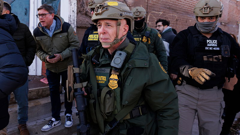 Gränspatrullens befälhavare Gregory Bovino promenerar med sina agenter efter att gripande i Little Village-området i Chicago, den 16 december 2025. Foto: Anthony Vazquez/Chicago Sun-Times/AP/TT.