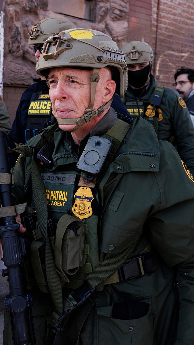 Gränspatrullens befälhavare Gregory Bovino promenerar med sina agenter efter att gripande i Little Village-området i Chicago, den 16 december 2025. Foto: Anthony Vazquez/Chicago Sun-Times/AP/TT.