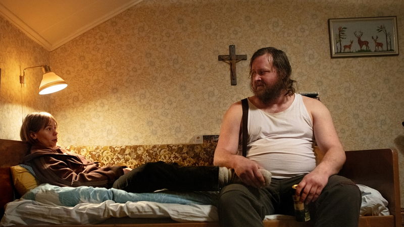 Jana (Amanda Jansson) och Bror (Rasmus Johansson) i barndomshemmet där de växte upp med misshandel och övergrepp. Foto: SVT.