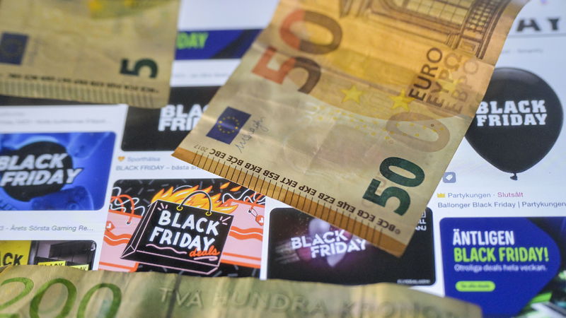 Under årets Black Friday handlade svenska hushåll för omkring fyra miljarder mer än en vanlig fredag, enligt SCB. Foto: Janerik Henriksson/TT.