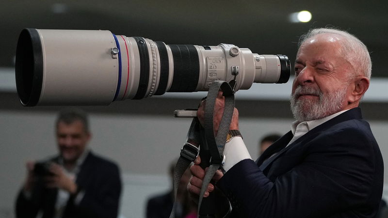 Det brasilianska Arbetarpartiets Lula da Silva ser in i en förhoppningsvis ljus framtid. Foto: Andre Penner/AP/TT.