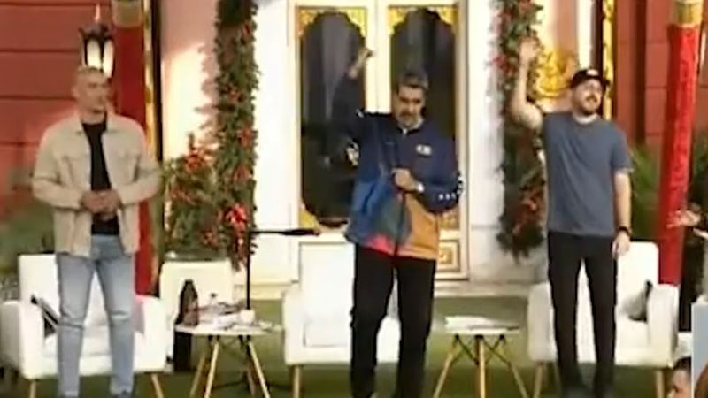 Venezuelas president Nicolás Maduro (mitten) har dansat mycket på senaste, här till en remix av ett av hans fredstal. Foto: Venezolansk statlig tv/skärmdump.