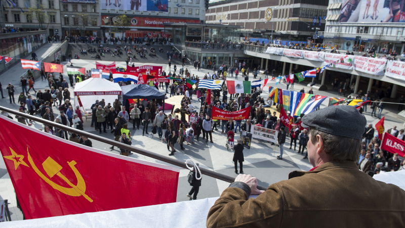 Kommunistiska partiet demonstrerar på Sergels torg i Stockholm, 1 maj 2016. Foto: Henrik Montgomery / TT.