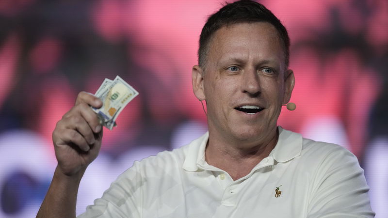 Den högerkonservativa mångmiljardären Peter Thiel vid en Bitcoinmässa i Florida 2022. Foto: Rebecca Blackwell.