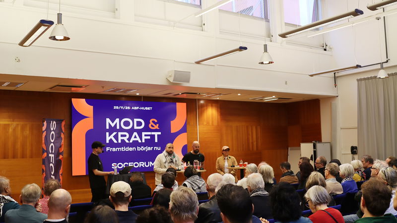 Samtal från Socialistiskt forum 2025. Från vänster: Jacob Lundberg, Flamman, Fayyad Assali, Rättvisa för alla, John Hörnquist, skribent, Somar al Naher, frilansjournalist. Foto: Flamman.