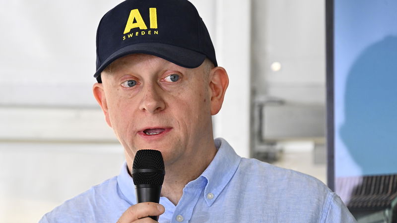 Kepsprydd Fredrik Viksten, teknisk chef på Linköpings universitet, pratar AI Sweden och myndighets-Sverige i Almedalen 2024. Foto: Anders Wiklund/TT.
