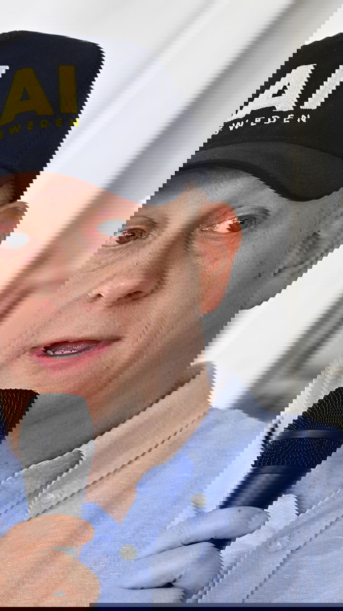 Kepsprydd Fredrik Viksten, teknisk chef på Linköpings universitet, pratar AI Sweden och myndighets-Sverige i Almedalen 2024. Foto: Anders Wiklund/TT.