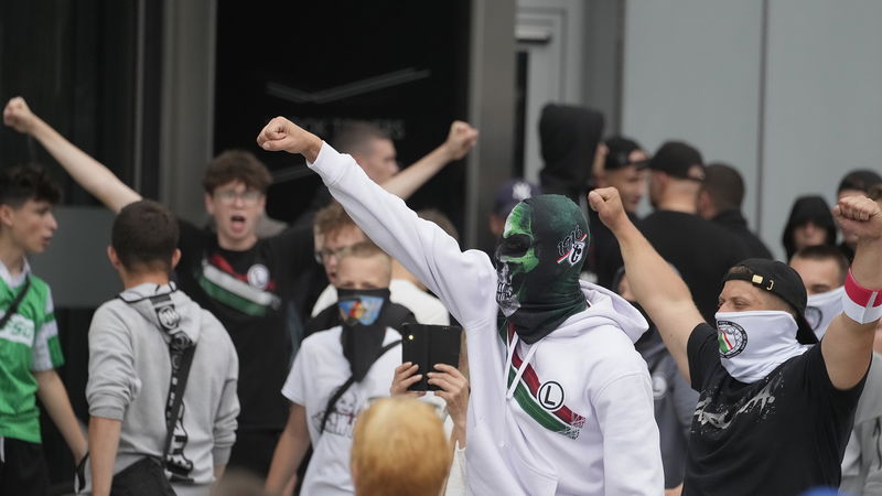 Polska högerextremister demonstrerar i Warsawa, juli 2025. Foto: Czarek Sokolowski/AP.