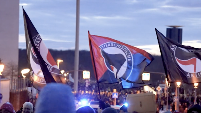 Skuldra mot skuldra. Men nya strategier behövs i en ny tid. Foto: Vorlage.