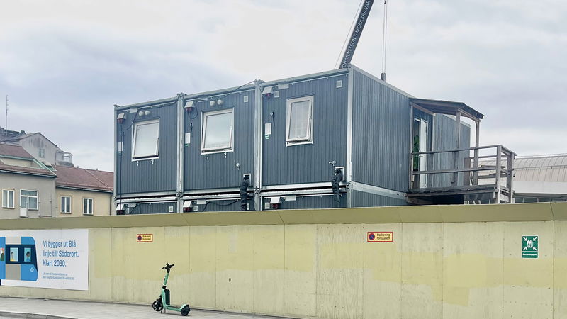 En vanlig vy i stadsbilden, men också livsmiljö för tusentals byggarbetare. Foto: Anamo.