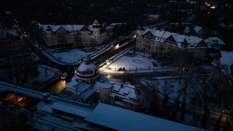 Drönarbild över Mexikoplatz i Berlin-Zehlendorf den 5 januari 2026, där en gatlykta lyser med hjälp av en nödgenerator, tack vare insatser från THW. Foto: Emmanuele Contini/Imago/TT.
