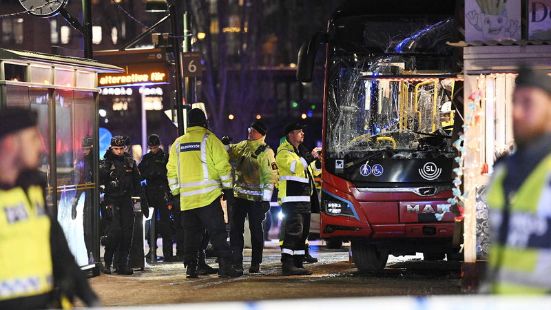 Av de 17 personerna ombord på bussen i Liljeholmen skadades alla utom en. Foto: Fredrik Sandberg/TT.