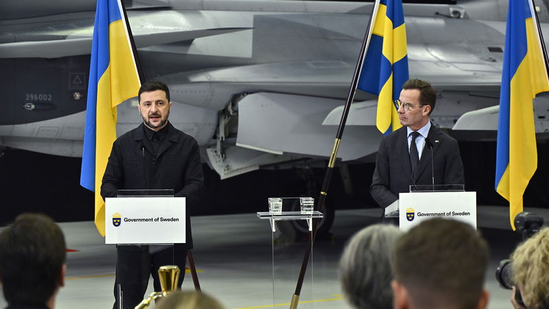 Statsminister Ulf Kristersson (M) och Ukrainas president Volodymyr Zelenskyj diskuterar försvarssamarbete samt försäljning av 100 till 150 Jas Gripen, den 10 oktober 2025. Foto: Christine Olsson/TT.