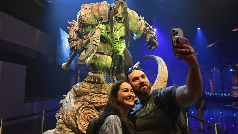 Datorspel har tagit över efter popmusik som vägen in i politik för unga män. I bakgrunden: Warcraftfiguren Grom Hellscream. Foto: Jeff Gritchen/AP/TT.