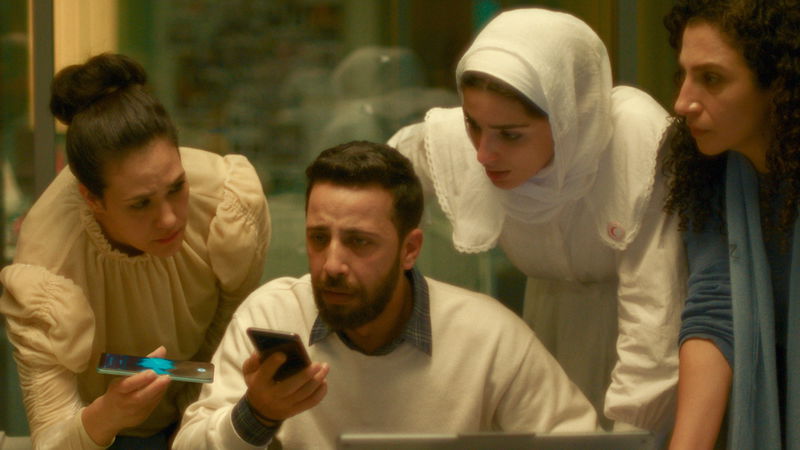 Amer Hlehel, Clara Khoury, Motaz Malhees spelar hjälparbetarna på larmcentralen i Ramallah. Foto: Juan Sarmiento G/Folkets bio.